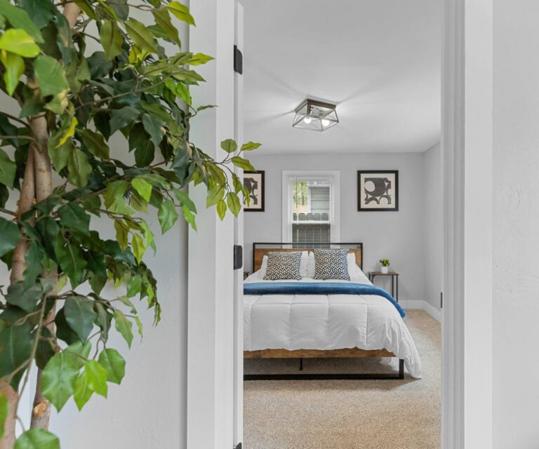 Booking vacation rentals directly with the owner versus via a third party website